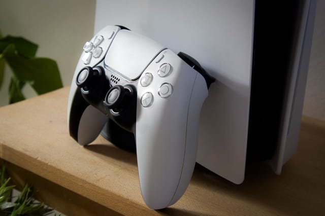 PSN cüzdan yükleme rehberi için PlayStation 5 konsolu ve DualSense kolu