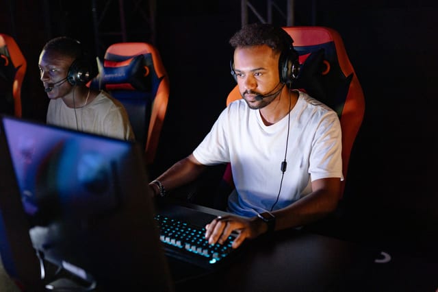 Epic Games bedava oyunlar oynayan bir oyuncu bilgisayar başında