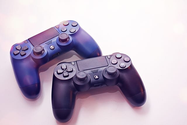 PS Plus paketleri ile uyumlu PlayStation kablosuz oyun kolu