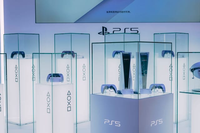 PS5 mi PC mi karşılaştırması için PlayStation 5 oyun konsolu ve kolu