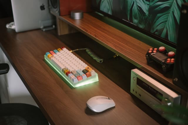 CSFloat ve CS2 skin satışı için bilgisayar başında bir oyuncu