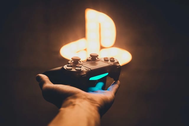 Fortnite V-Bucks satın almayı simgeleyen oyun kolu ve dijital ödeme görseli