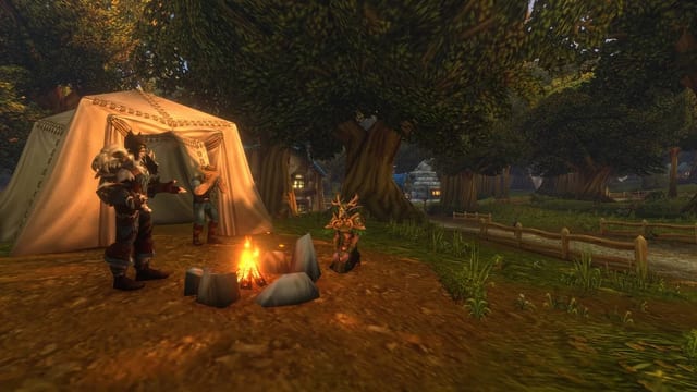 WoW Forever'da kamp ateşi ve çadır başında toplanmış oyuncular