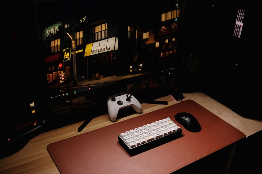 Klavye ve oyun kolu ile hazırlanmış oyun masası kurulumu