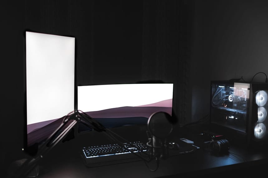 Steam oyun kütüphanesi için parlayan monitörlü PC oyun kurulumu