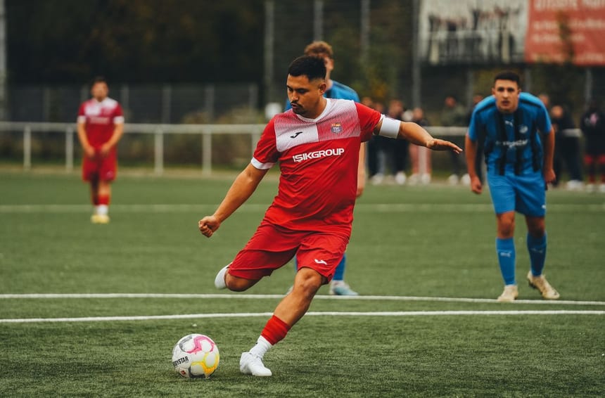 FC 27 sahada aksiyon halinde futbolcu