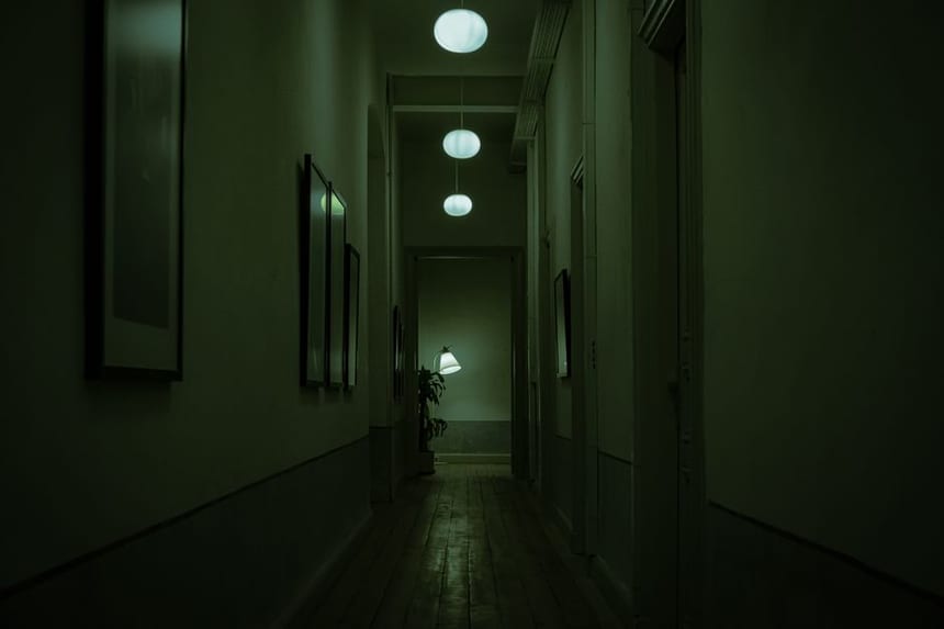 Resident Evil Requiem survival horror karanlık koridor sahnesi
