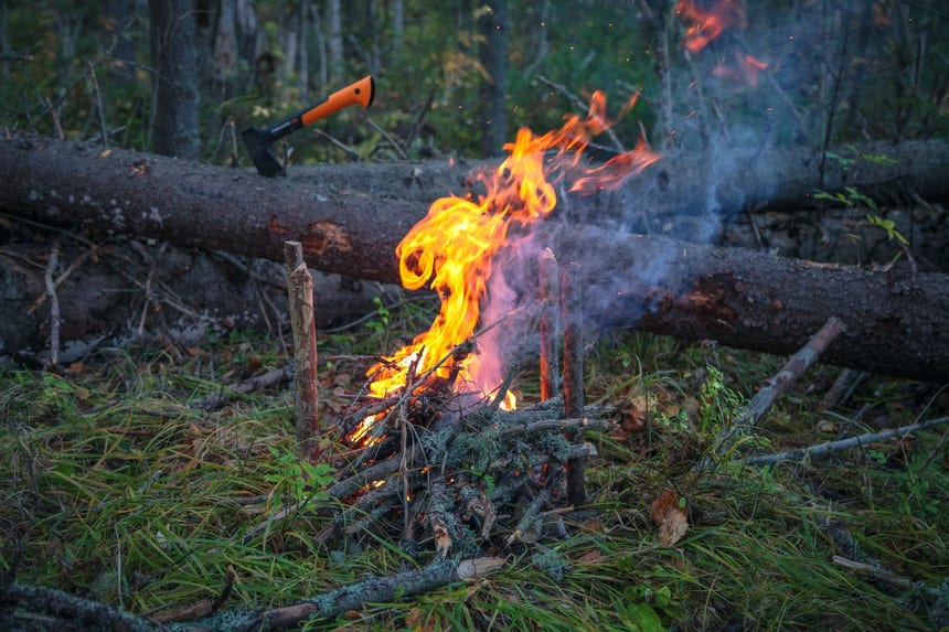 Ormanda hayatta kalma ve kamp ateşi, Sons of the Forest indirim atmosferi