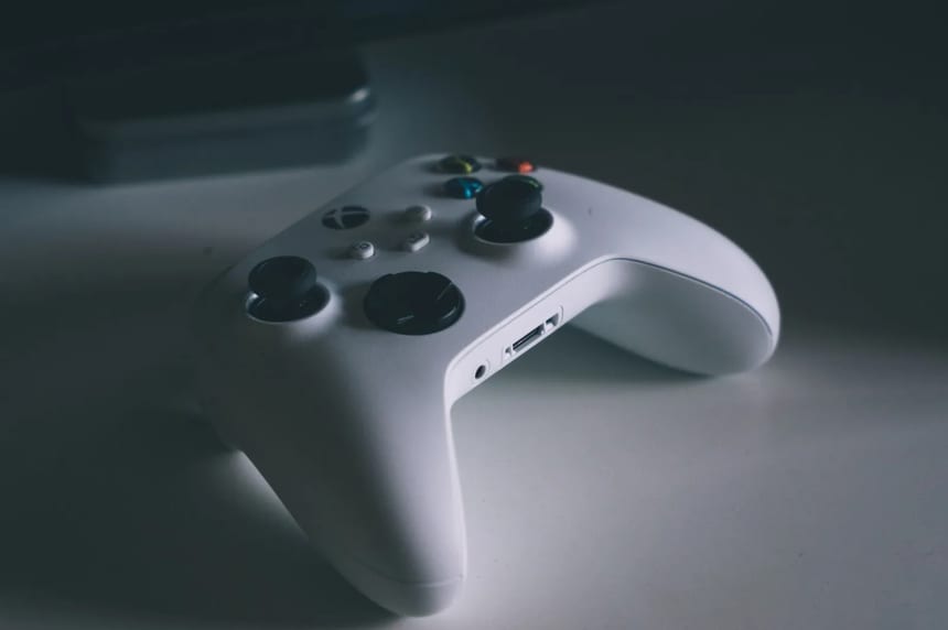 Game Pass ile Free Play Days oyunlarını indiren bir Xbox oyuncusu