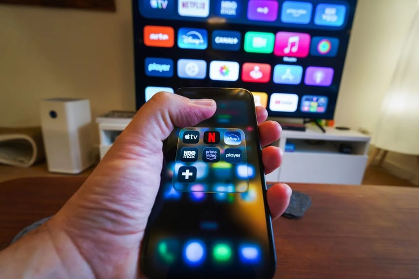 Televizyonda yayın platformu açan kumanda, Netflix hediye kartı temsili