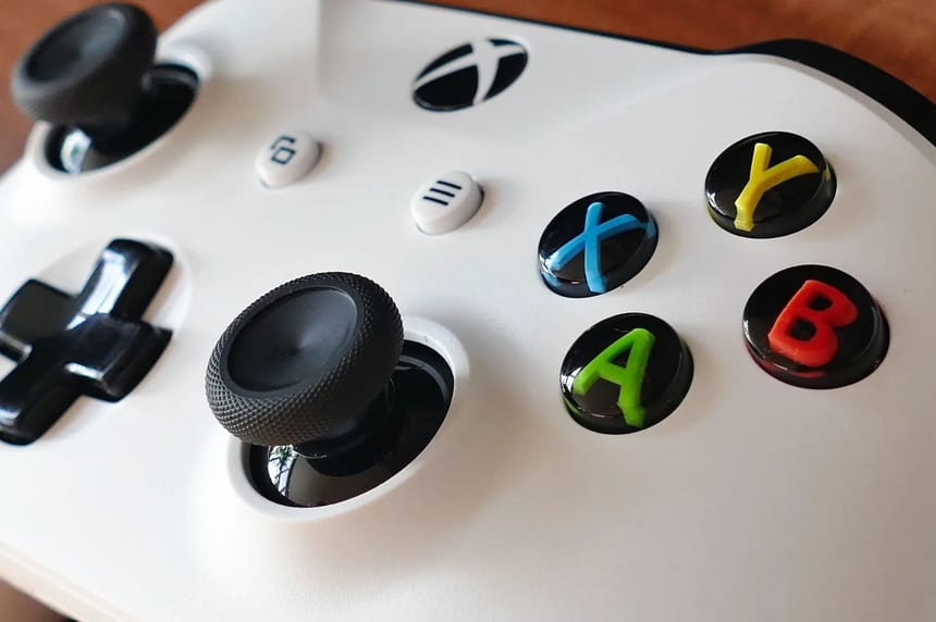 Xbox Free Play Days ücretsiz oyunları temsil eden Xbox oyun kolu