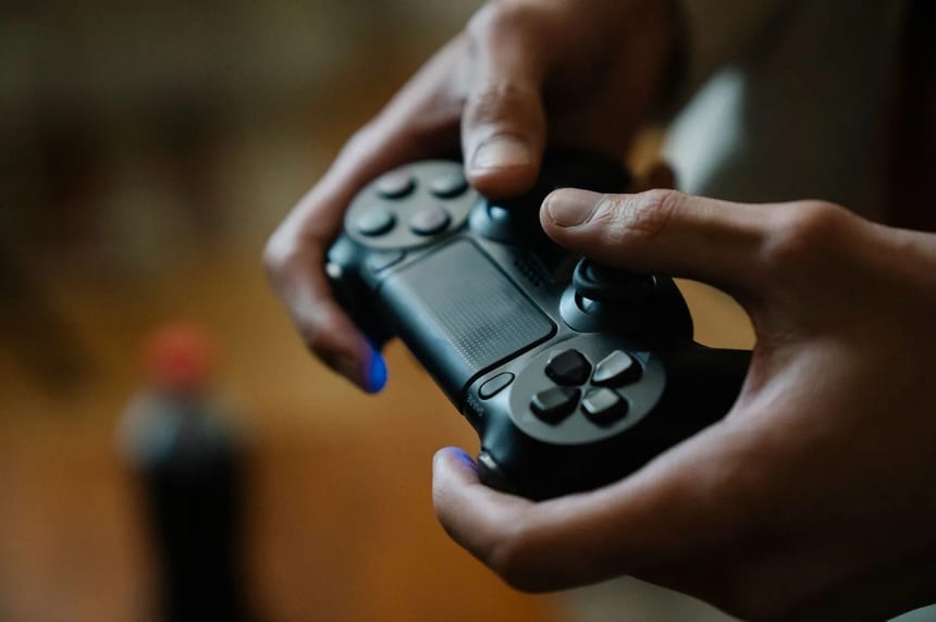 Oyun konsolu ve kol ile Xbox Game Pass deneyimi