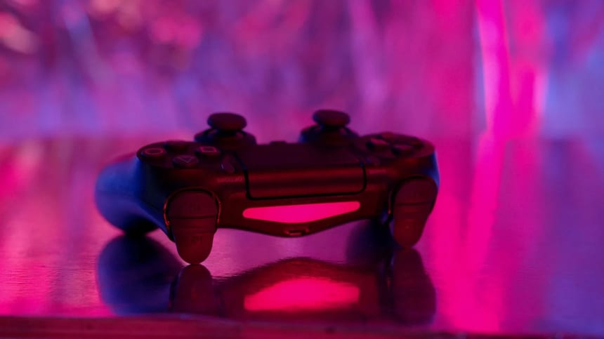Renkli ışıklı oyun kolu ve bu hafta ücretsiz oyunları simgeleyen gaming kurulumu