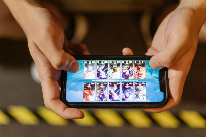 Robux satın almak için mobil ve bilgisayarda Roblox oynayan oyuncu