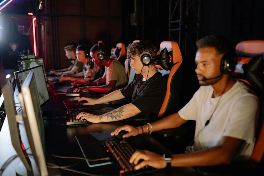 Valorant oynayan rekabetçi FPS oyuncusu, yeni ajan Hush meta değişimi